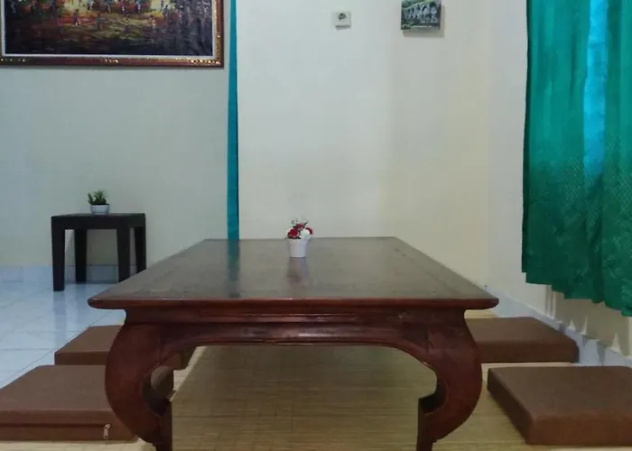 Szabrian House Hostel *