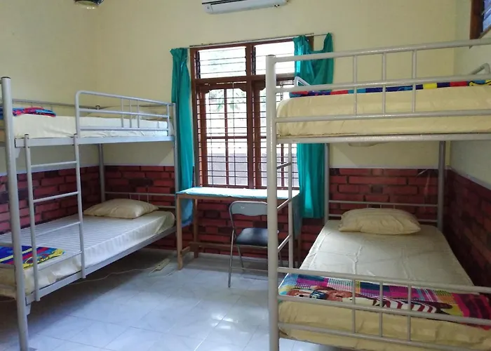 Szabrian House Hostel *